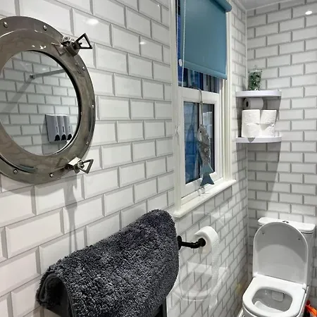 Pirates Berth 휫비